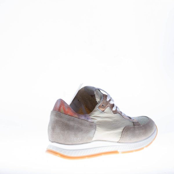 QUATTROBARRADODICI sneaker in camoscio TORTORA e tessuto naturale con inserti laminati - immagine 3