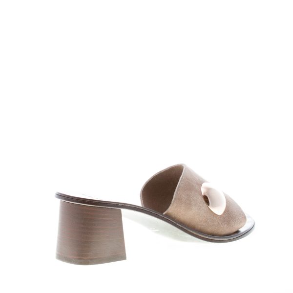 TIPI E TACCHI sandalo ciabatta in camoscio TORTORA con bottone. Tacco 6 cm - immagine 3