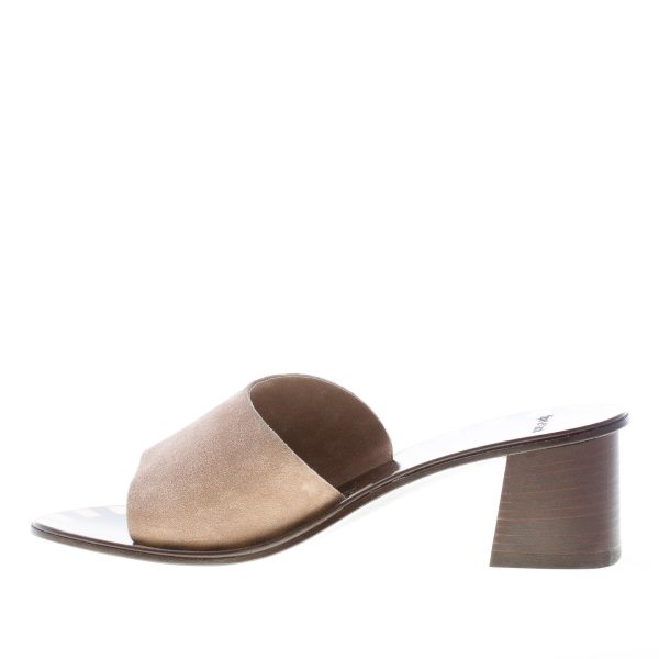 TIPI E TACCHI sandalo ciabatta in camoscio TORTORA con bottone. Tacco 6 cm - immagine 5