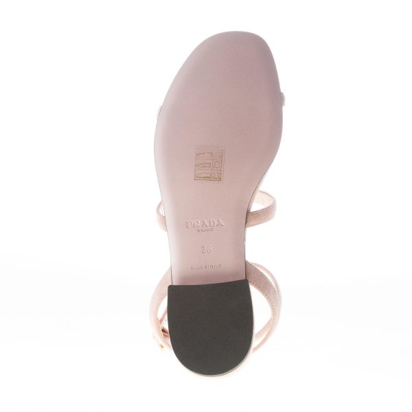 PRADA donna sandalo flat in camoscio NUDE con cinturino e logo dorato - immagine 8