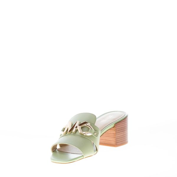 MICHAEL KORS donna ciabatta Izzy Mule in pelle VERDE con logo metal. Tacco 5 cm - immagine 6