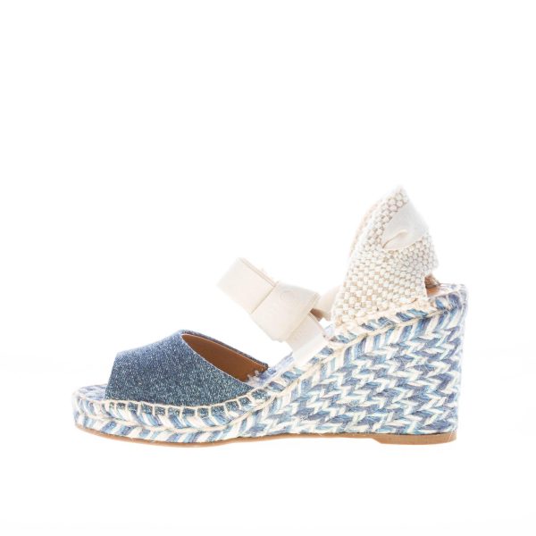 CHLOE' donna sandalo zeppa Piia in tessuto denim Blu e rafia con laccetto alla caviglia ecru. Zeppa 8 cm - immagine 3