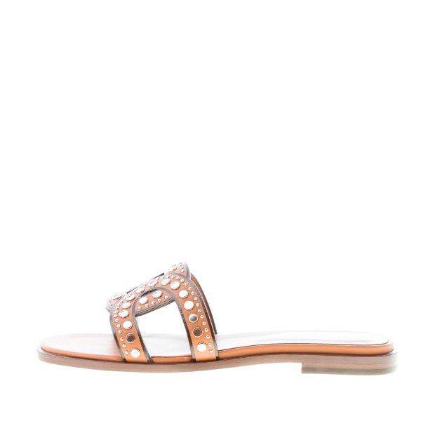 TOD'S donna sandalo ciabatta in pelle CUOIO con fascia intrecciata a catena e borchie. Suola cuoio