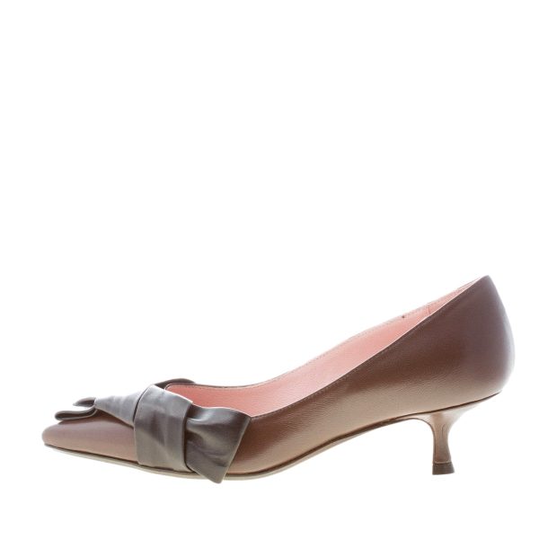 ANNA F. donna decolletè in nappa MARRONE CAFFE' con fiocco NERO. Tacco 4 cm