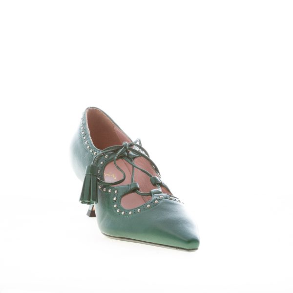 ANNA F. donna decolletè in pelle VERDE con laccetti, nappine e borchie. Tacco 5 cm - immagine 2